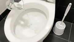 Puoli lasillista – ja wc-istuin on kuin uusi. Mielenkiintoisia tapoja puhdistaa vanhat saniteettikalusteet.