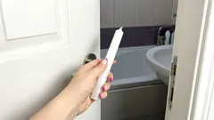 Kerran kuussa menen kylpyhuoneeseen ja otan mukaani tavallisen kynttilän. Se ratkaisee kerralla kolme ongelmaa.