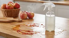 Kuinka käyttää omenaviinietikkaa kodin siivouksessa: missä se on tehokasta, miten sitä laimennetaan ja missä ei kannata ottaa riskiä.