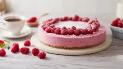 Hellävarainen, ilmava ja ilman uunia valmistuva: vadelmaunelma, johon on mahdotonta olla rakastumatta.