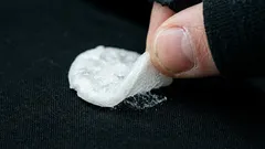 Purukumi vaatteissa: miten poistaa ilman saksia ja miksi pakastin on jokaisen kotirouvan paras ystävä