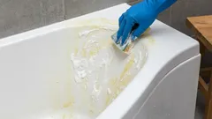 Kuinka poistaa kylpyammeen keltaiset tahrat ilman kemikaaleja? Tämä kotitekoinen tahna auttaa sinua siinä.