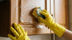 Kuinka poistaa tahmea rasvakalvo keittiön kaapinovista 10 minuutissa – hellävarainen niksi ilman turhaa hankausta