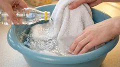 Illalla kastelen keittiöpyyhkeet ja keittiökäsineet: aamulla ne ovat täysin puhtaat, jopa vanhimmat rasvatahrat katoavat.