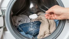 Miksi kotitalousemännät lisäävät pesuun suolaa: tulos on parempi kuin kalliita pesuaineita käytettäessä
