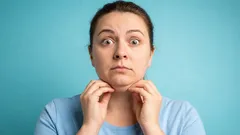 Ilmaantuuko sinulle ”kaksoisleuka”, kun käännät päätäsi taaksepäin? Korjaa tämä yleinen virhe ja suojaa niskaasi.