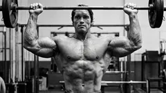 Näin rakennat V-siluetin: 5 hartia- ja yläselkäliikettä, jotka näkyvät t-paidassa