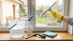 Ikkunoiden puhdistaminen talven jälkeen vaivattomasti: nopea tapa palauttaa lasien täydellinen kirkkaus ilman raitoja