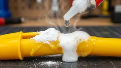 Kuinka korjata murtunut muovi: ruokasoodaa ja superliimaa kestävänä, hiottavana täyteaineena.