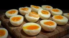 Miksi ammattikokit eivät koskaan keitä munia sen jälkeen, kun vesi on alkanut kiehua: täydellisen ruokalajin salaisuus