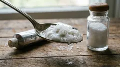 Suolalla maustettu hammastahna – todellinen löytö kotitalouksille: yllättäviä käyttötapoja yksinkertaiselle seokselle