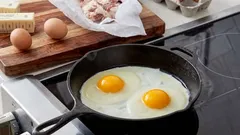 Miksi tarvitset kylmän paistinpannun täydellisten munakokkelien valmistamiseen: tekniikka, joka mullistaa aamusi