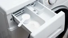 Pesukoneen puhdistaminen: laita 75 g pesuainetta pesuainelokeroon – lika ja home irtoavat mustina hiukkasina.