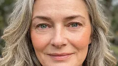 Kuinka tehdä täydellinen meikki yli 50-vuotiaana, jotta et näytä siltä kuin sinulla olisi naamio tai että ihosi kiiltäisi liikaa.