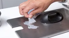 Kuinka helposti irrottaa kiinni tarttuneet tarrat: nämä vinkit todella toimivat.