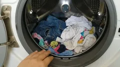 Pesukoneen merkintä ”7 kg” tarkoittaa kuivien tai märkien vaatteiden painoa: kuinka laskea täyttömäärä
