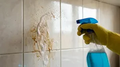 Puhdistan rasvan keittiön välitilasta ilman voimakkaita kemikaaleja: tämä tuote poistaa kaikenlaiset tahrat