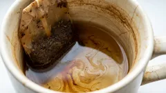 Miksi astioita kannattaa liottaa teepussien kanssa: kokeneiden kotirouvien vinkki