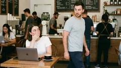 6 merkkiä siitä, että ihminen on rakastunut, mutta salaa sen