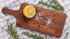 Kuinka pitää leikkuulauta puhtaana ja tuoksuvana: kotona jo olevia keittiövälineitä.