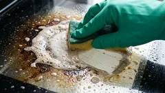 Uunin lasi kiiltää kuin peili: kotitekoinen keino poistaa jopa pinttyneet tahrat