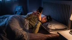 Kuinka katkaista ”myöhäisen nukkumaanmenon” noidankehä – konkreettisia keinoja unirytmin palauttamiseksi.