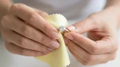 Jalokiviseppä näyttää, kuinka koruja puhdistetaan tavallisella kotitalousaineella.