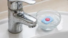 Astianpesukoneen tabletit kylpyhuoneessa? Tämä vinkki auttaa poistamaan lian ilman harjausta.