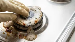 Kuinka poistaa kiinnittynyt rasva liesilevyiltä ilman kalliita puhdistusaineita ja voimakkaita hajuja.